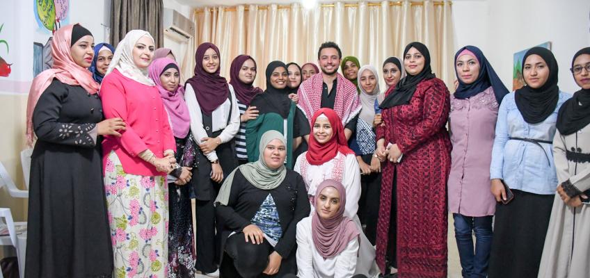 ولي العهد يزور مركز شابات دير علا ويطلع على برامجه