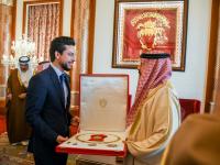ولي العهد يلتقي ملك مملكة البحرين ويتسلم وسام النهضة للملك حمد من الدرجة الممتازة (القلادة) 