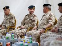 نائب الملك يشارك عدداً من القادة المتقاعدين من كتيبة "أم الجيش" مأدبة الإفطار