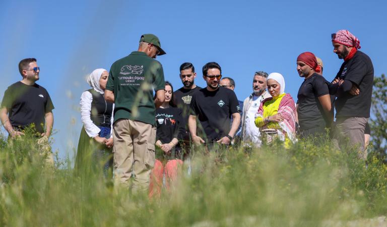 من المسير الطبيعي الذي شارك فيه سمو الأمير الحسين بن عبدالله الثاني ولي العهد مع ناشطين متخصصين في السياحة البيئية والداخلية في محمية غابات اليرموك للمحيط الحيوي