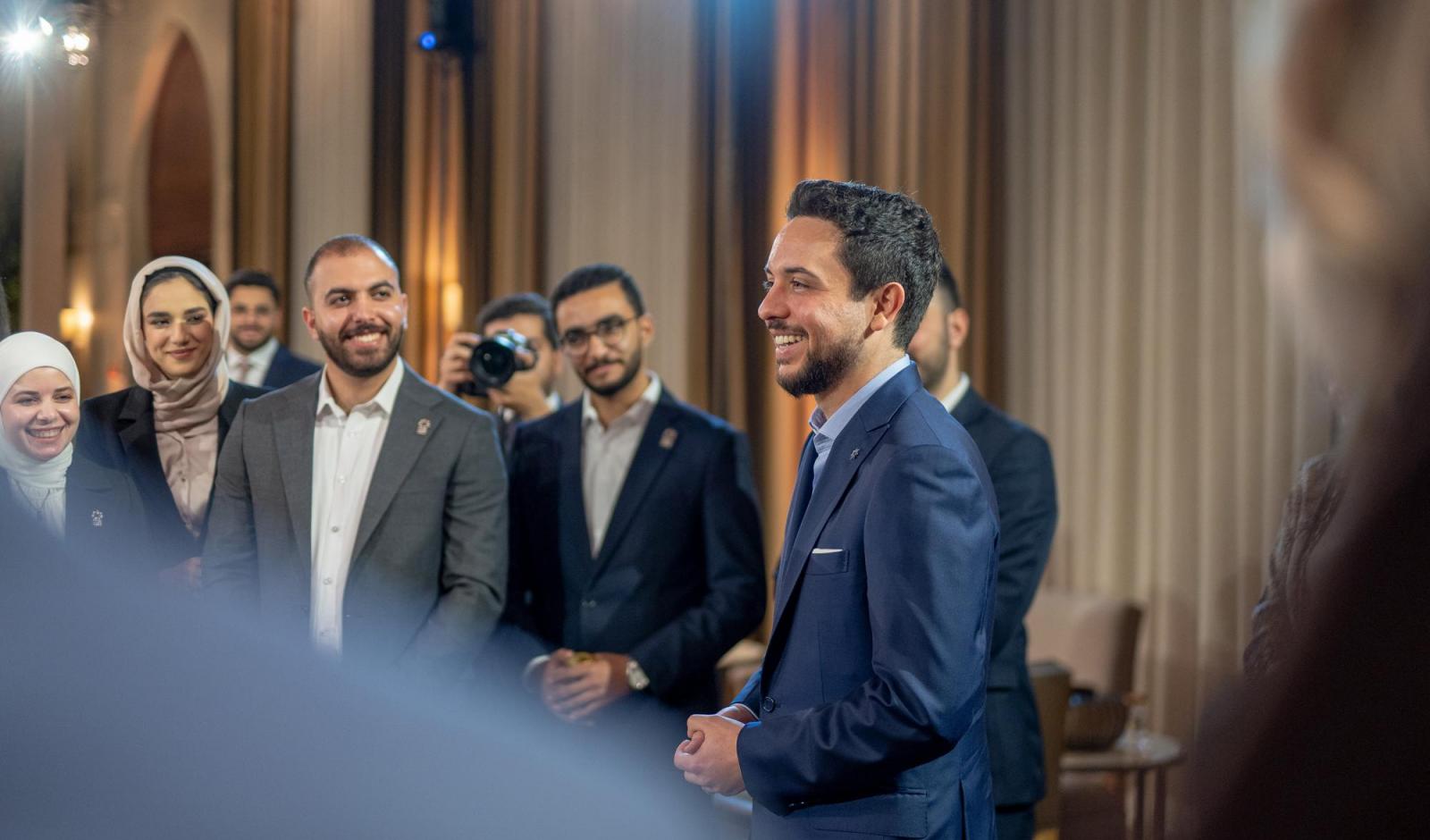 ولي العهد يقيم مأدبة إفطار لشباب وشابات الفوج الرابع لبرنامج خطى الحسين