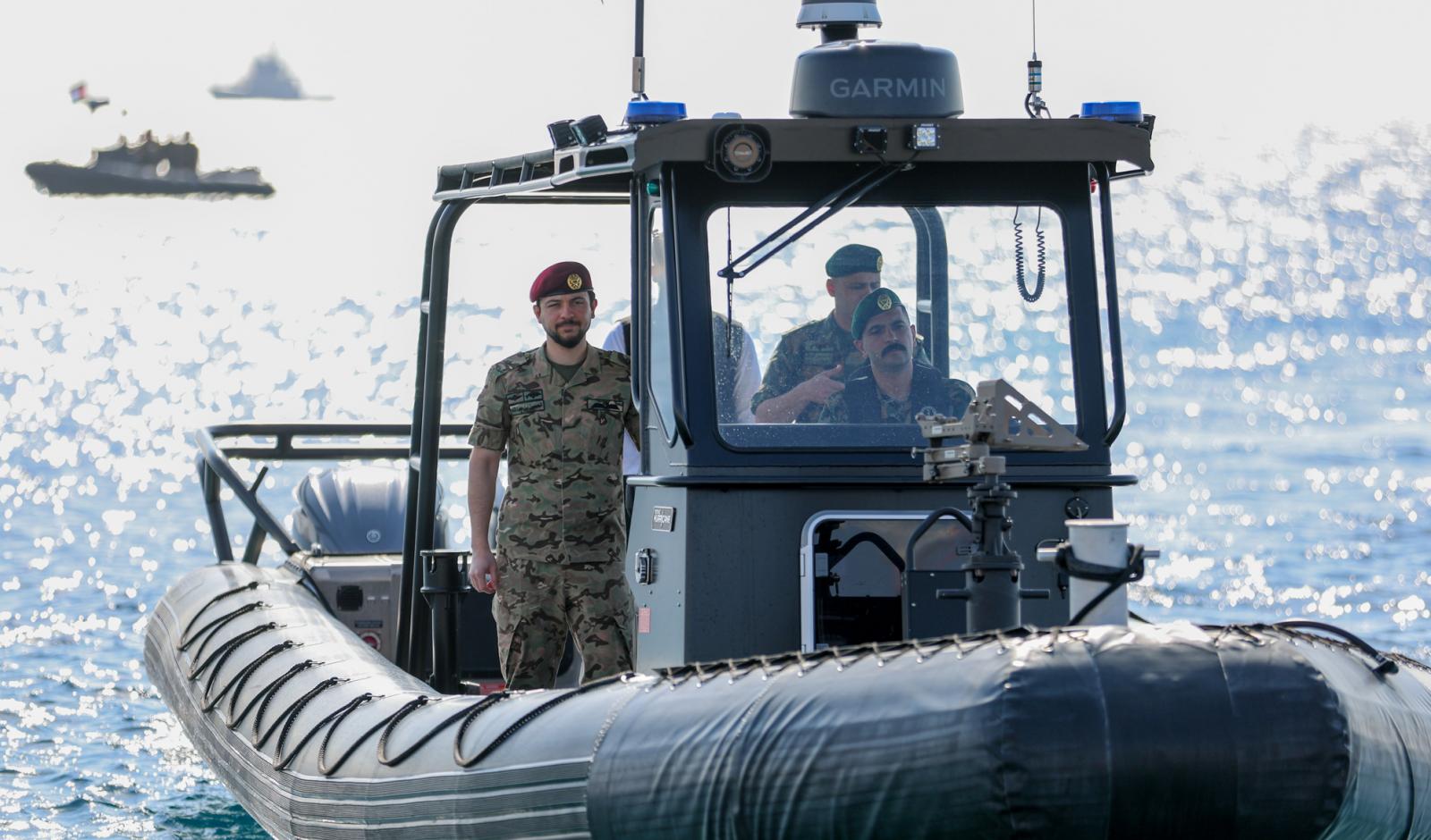 ولي العهد يزور فريق مكافحة الإرهاب المائي