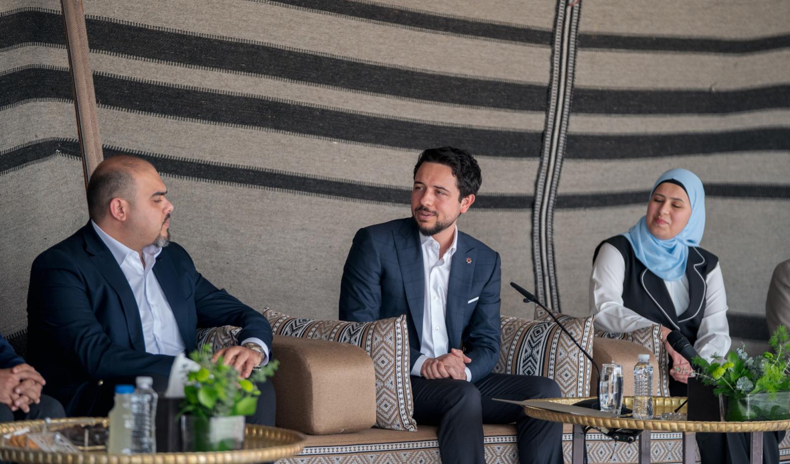 ولي العهد يلتقي شبابا وشابات من محافظة العقبة