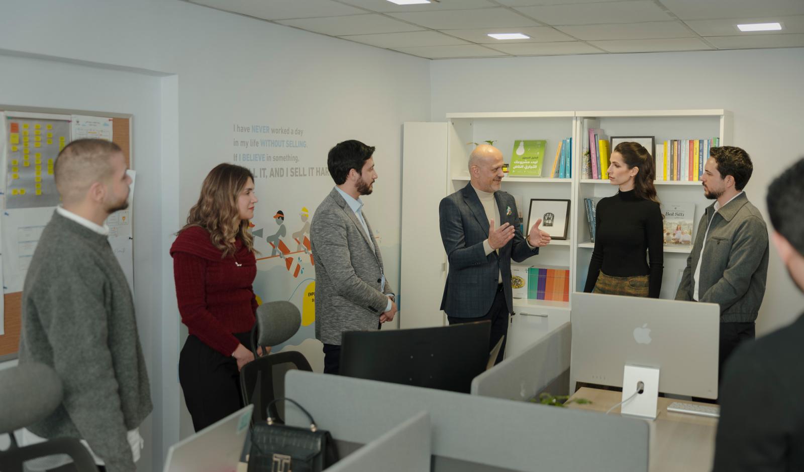 ولي العهد والأميرة رجوة يزوران شركة جبل عمان ناشرون