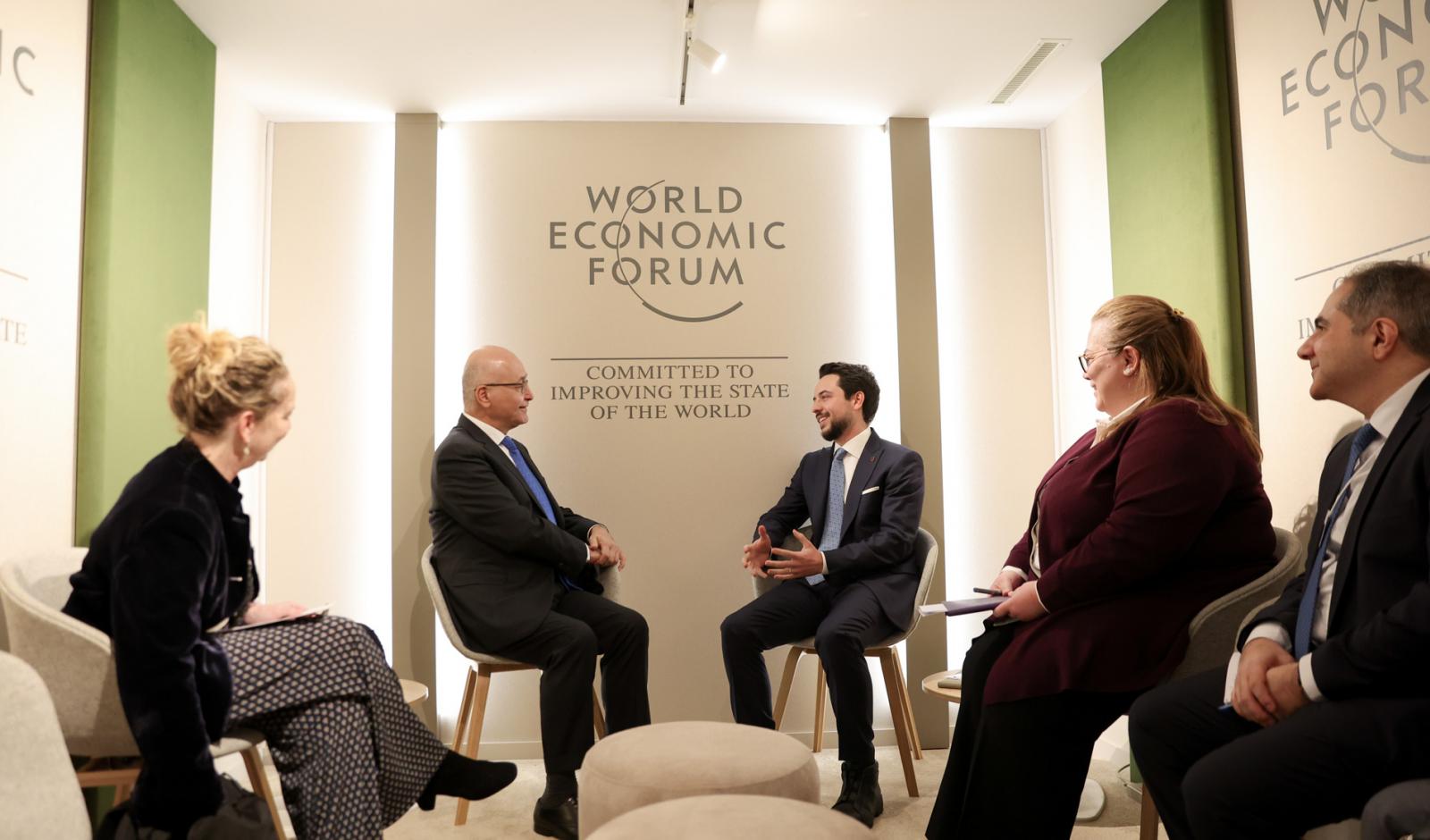 ولي العهد يلتقي في دافوس المفوض السامي للأمم المتحدة لشؤون اللاجئين