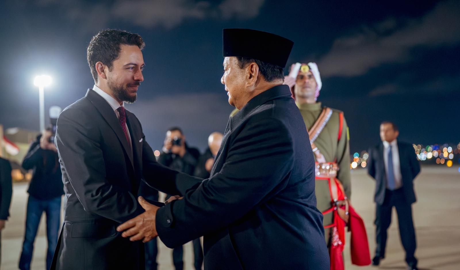 ولي العهد يستقبل الرئيس الإندونيسي لدى وصوله المملكة