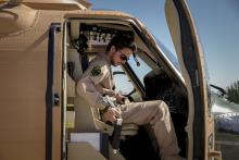سمو الأمير الحسين بن عبدالله الثاني، ولي العهد، يستعد للتحليق بطائرة عمودية عسكرية