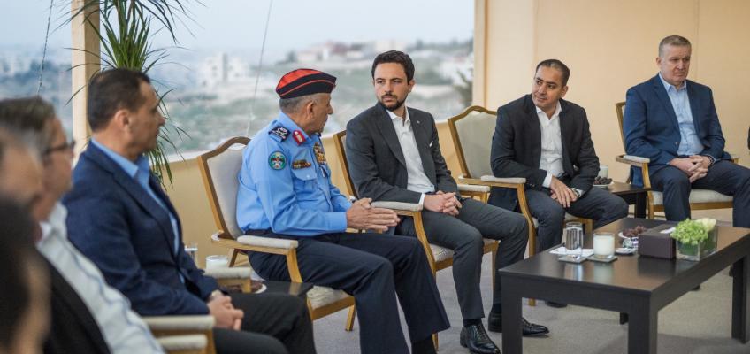 نائب الملك يزور إدارة مكافحة المخدرات ويشارك مرتباتها مأدبة الإفطار