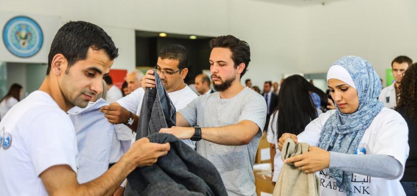سمو ولي العهد يشارك متطوعين في مبادرة بنك الملابس الخيري