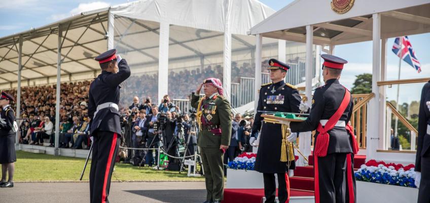 الملك يرعى حفل تخريج فوج ضباط الأكاديمية العسكرية الملكية ساندهيرست الذي يضم ولي العهد