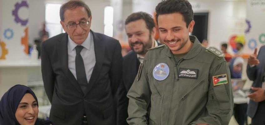 ولي العهد يحضر جانبا من مسابقة الأمن السيبراني ويسلم الجوائز للفائزين