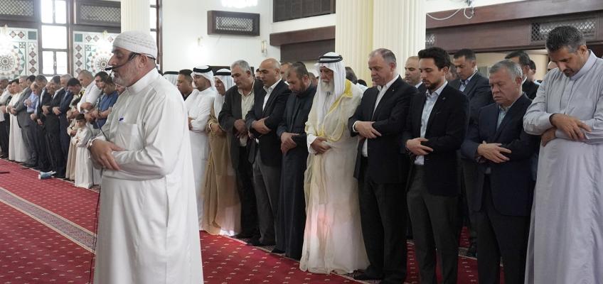 King, Crown Prince perform Eid Al Fitr prayer at Al Sharif Al Hussein bin Ali mosque 