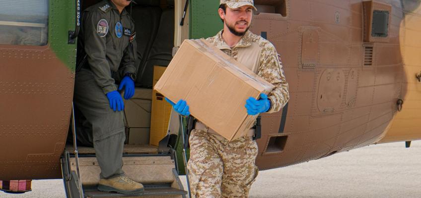 ولي العهد يشارك القوات المسلحة في توزيع مساعدات عينية في إربد