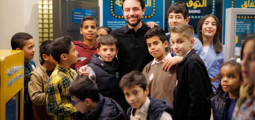 ولي العهد والأميرة رجوة يقيمان مأدبة إفطار لأيتام من مختلف المحافظات