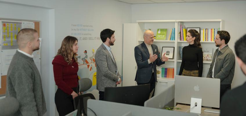 ولي العهد والأميرة رجوة يزوران شركة جبل عمان ناشرون