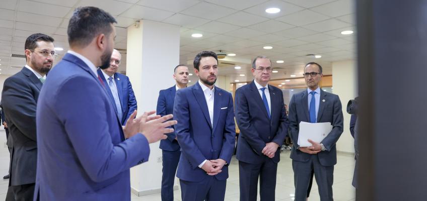 Crown Prince visits Ministry of Digital Economy, meets Sanad developers