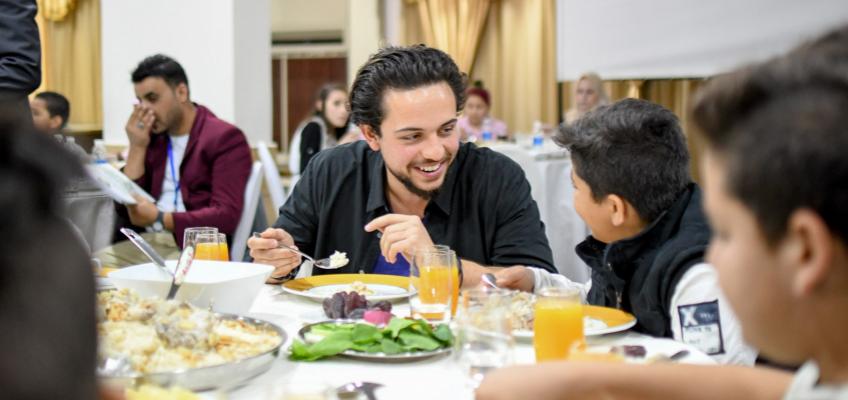 ولي العهد يشارك مجموعة من الأيتام تناول الإفطار