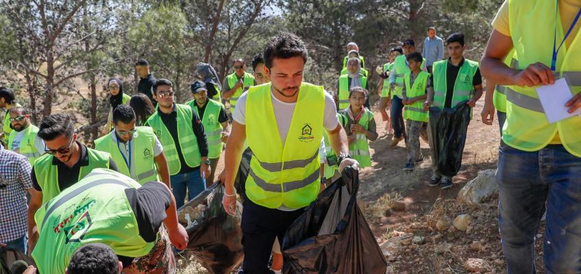 ولي العهد يشارك مجموعة من الشباب المتطوعين في الحملة الوطنية للنظافة العامة وحماية البيئة "بلدك بيتك"