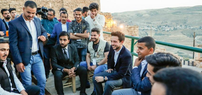 Crown Prince meets young volunteers in Karak, joins them for iftar