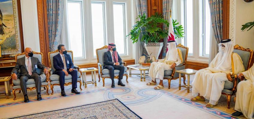 ولي العهد يلتقي أمير دولة قطر في الدوحة