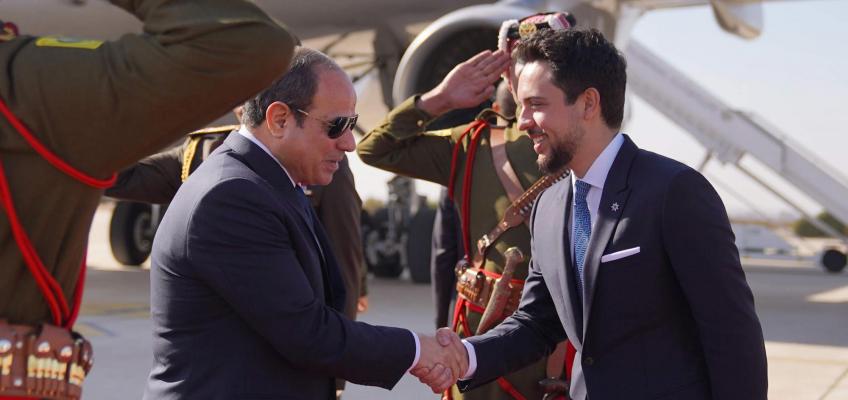 ولي العهد يستقبل الرئيس المصري لدى وصوله المملكة