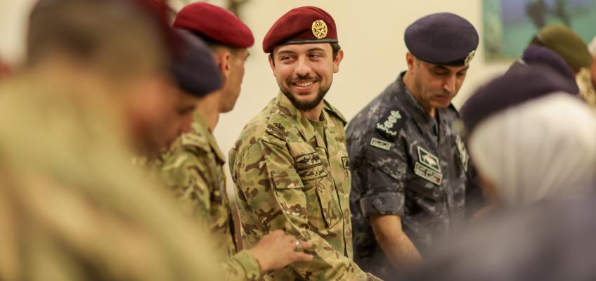 ولي العهد يشارك مرتبات قيادة القوة البحرية والزوارق الملكية مأدبة الإفطار