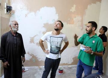 Crown Prince pays surprise visit to Haqiq initiative youth, joins them in voluntary work in Aqaba